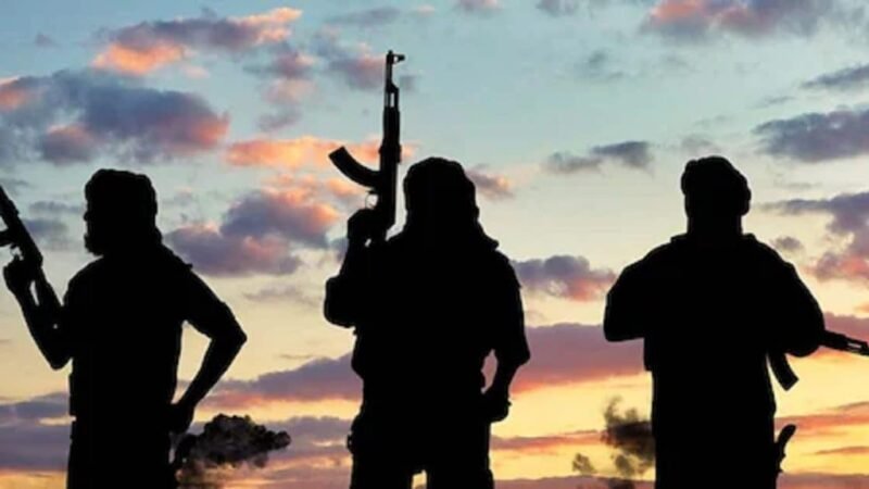 पाकिस्तानः पुलिस और आतंकियों के बीच मुठभेड़, 4 जवान शहीद, 8 आतंकवादियों को मार गिराया