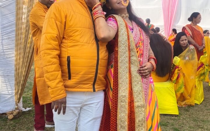 अखंड सुहाग के लिए महिलाएं रखतीं हैं करवाचौथ व्रत।