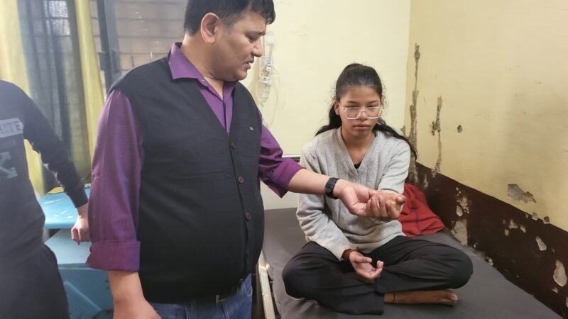 करंट की चपेट में आकर छात्रा गंभीर रूप से झुलसी