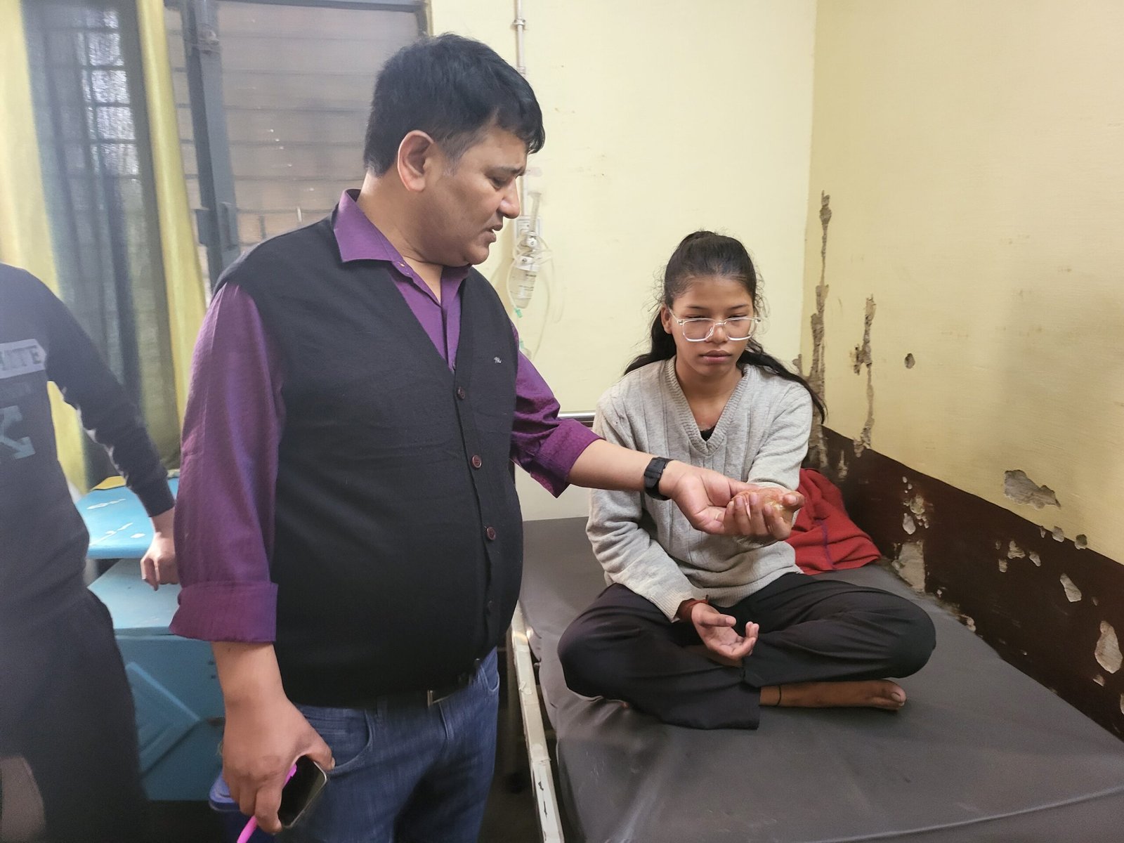 करंट की चपेट में आकर छात्रा गंभीर रूप से झुलसी