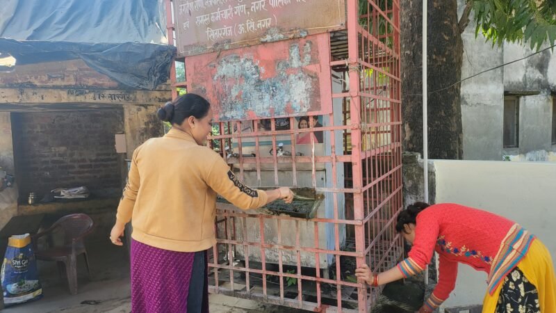 समाजसेवी पुष्पा लमगड़िया ने की वाटर कूलर की सफाई