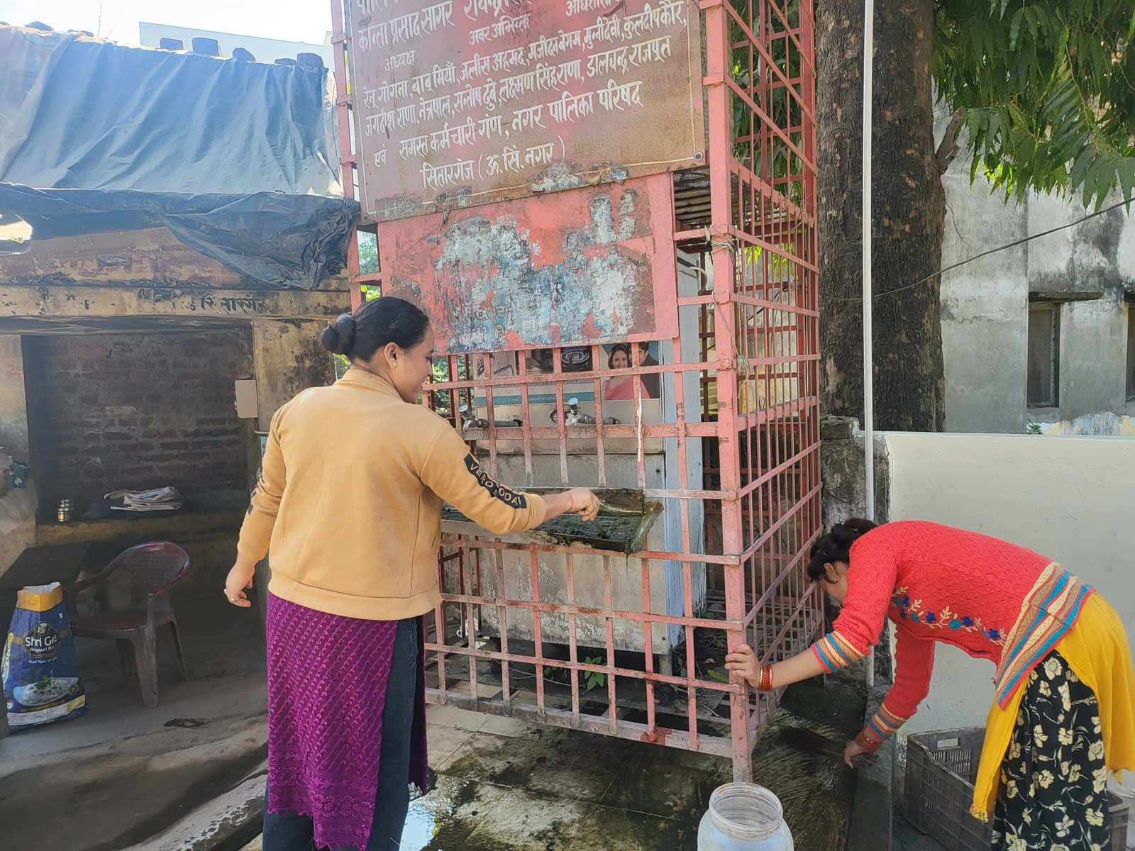 समाजसेवी पुष्पा लमगड़िया ने की वाटर कूलर की सफाई