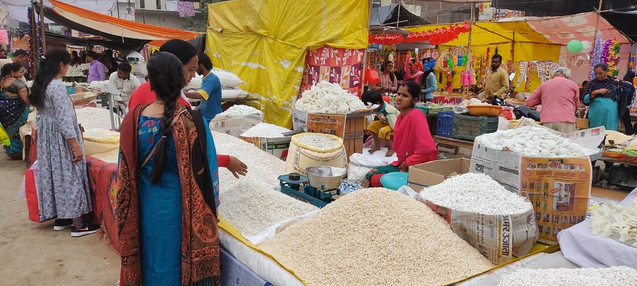 धनतेरस पर बाजारों में रौनक