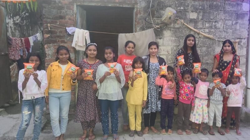 मलिन बस्तियों में निर्धन बच्चों के साथ मनाई दिवाली