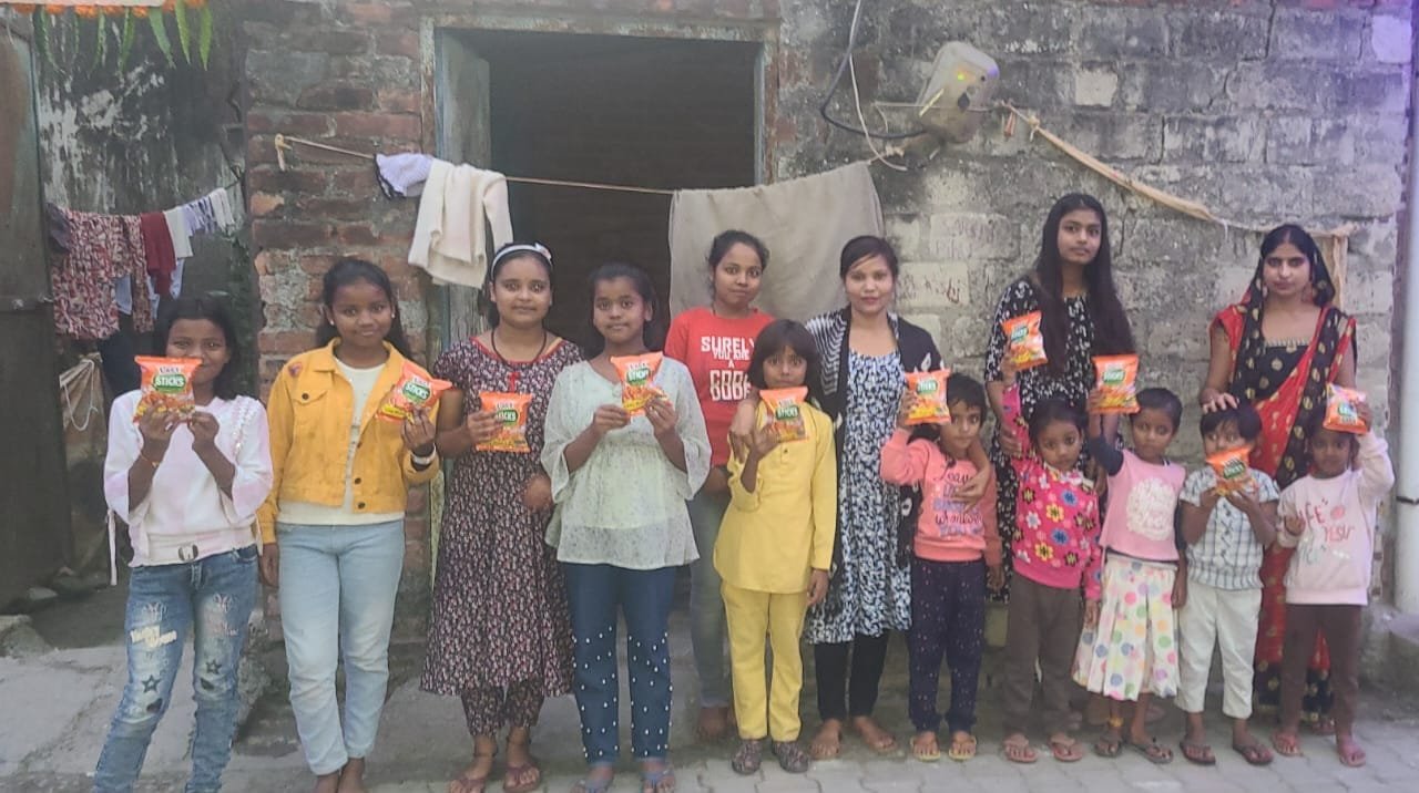 मलिन बस्तियों में निर्धन बच्चों के साथ मनाई दिवाली