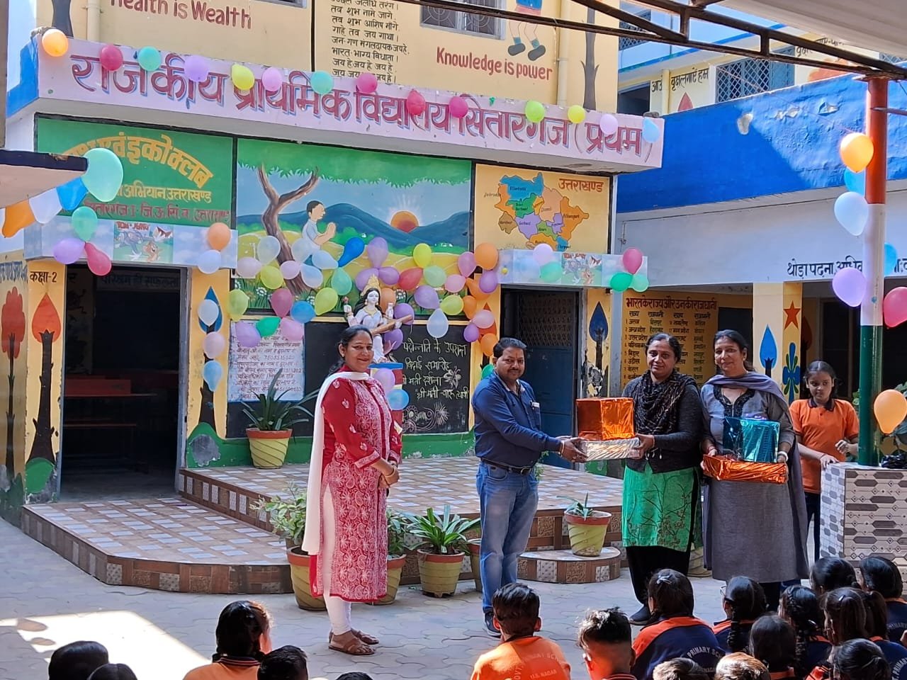 रा0प्रा0वि0 के अध्यापिकाओं को स्थान्तरण पर दी विदाई