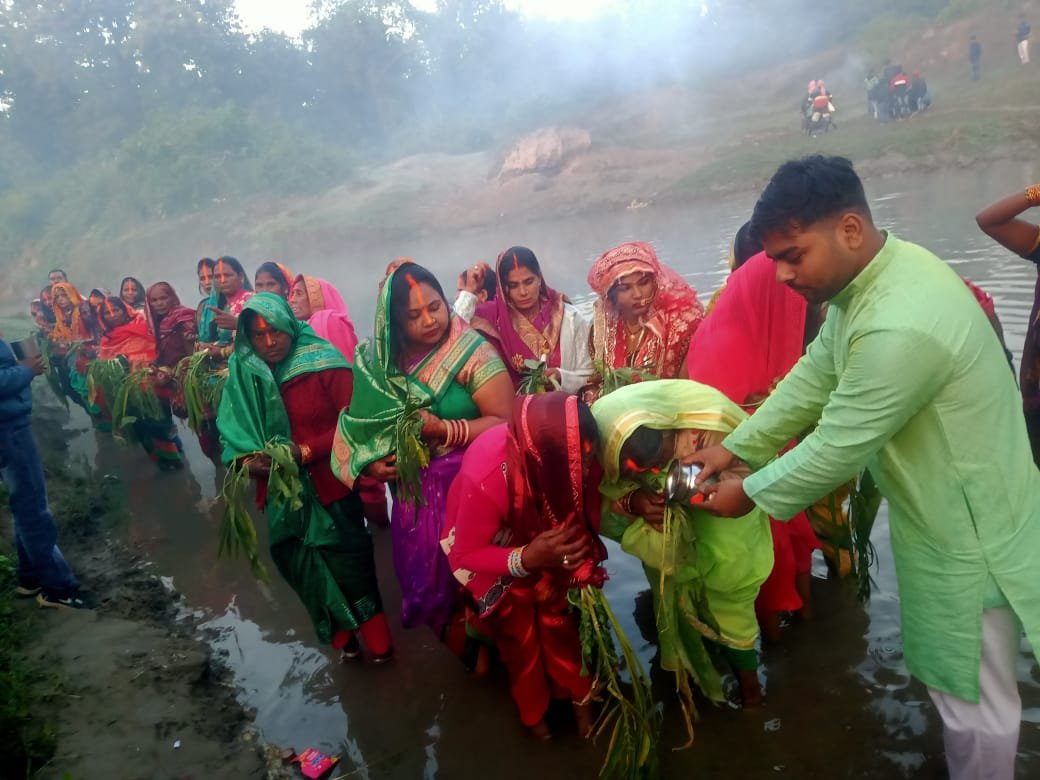 उगते सूर्य को अर्घ्य देकर व्रत का महिलाओं ने किया व्रत का पारण,शक्तिफार्म में धूमधाम से मनाया गया छठ महापर्व