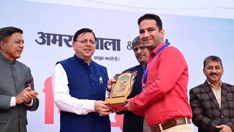 इंजीनियरिंग कॉलेज टनकपुर के डिप्टी रजिस्ट्रार ललित मोहन जोशी को मुख्यमंत्री ने किया सम्मानित