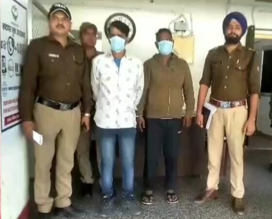 लिफाफा गैंग के दो बदमाश दिल्ली से गिरफ्तार एक साल से फरार चल रहे थे आरोपी