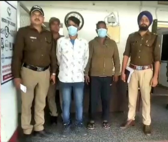 लिफाफा गैंग के दो बदमाश दिल्ली से गिरफ्तार एक साल से फरार चल रहे थे आरोपी