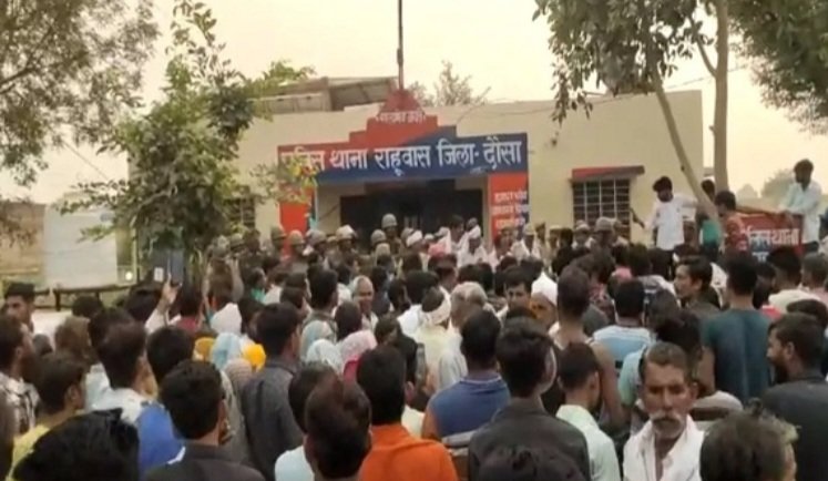राजस्थान के दौसा में दरिंदा बना सब इंस्पेक्टर, 4 साल की बच्ची से किया रेप, लोगों ने थाने में जमकर पीटा