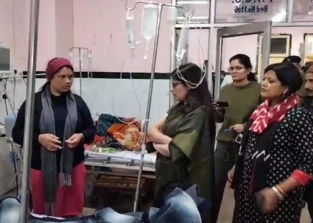 सड़क हादसे में घायल बच्चे का हाल जानने अस्पताल पहुंची डीएम, मजिस्ट्रेट जांच के दिए निर्देश