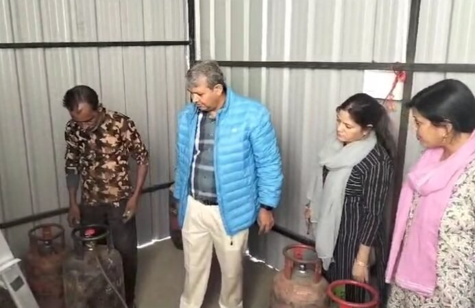 अवैध गैस रिफलिंग का हुआ भंडाफोड़, खुलेआम चल रहा था गोरखधंधा