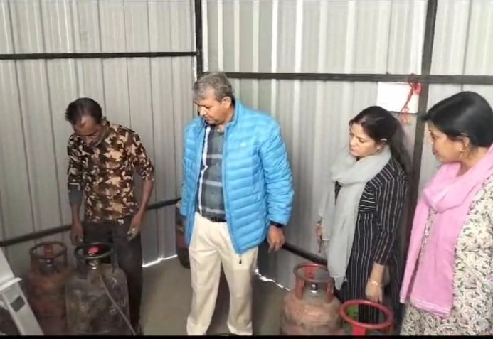 अवैध गैस रिफलिंग का हुआ भंडाफोड़, खुलेआम चल रहा था गोरखधंधा