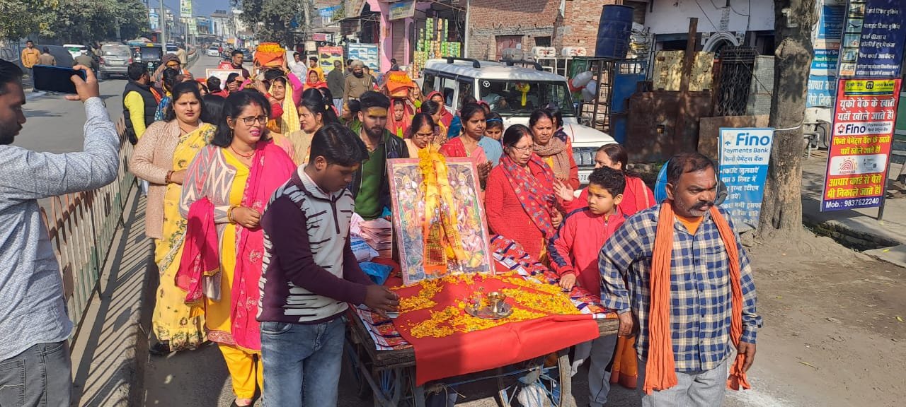नगर में निकाली श्री राम अक्षत वितरण भव्य कलश यात्रा ।