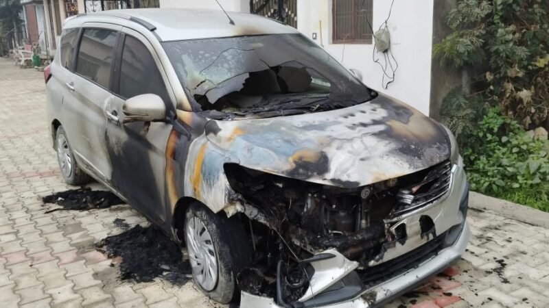 दबंग ने दंपती और बेटे को पीटा, कार में लगाई आग