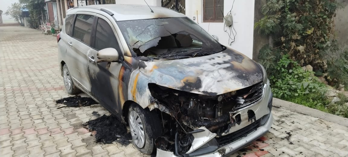 दबंग ने दंपती और बेटे को पीटा, कार में लगाई आग