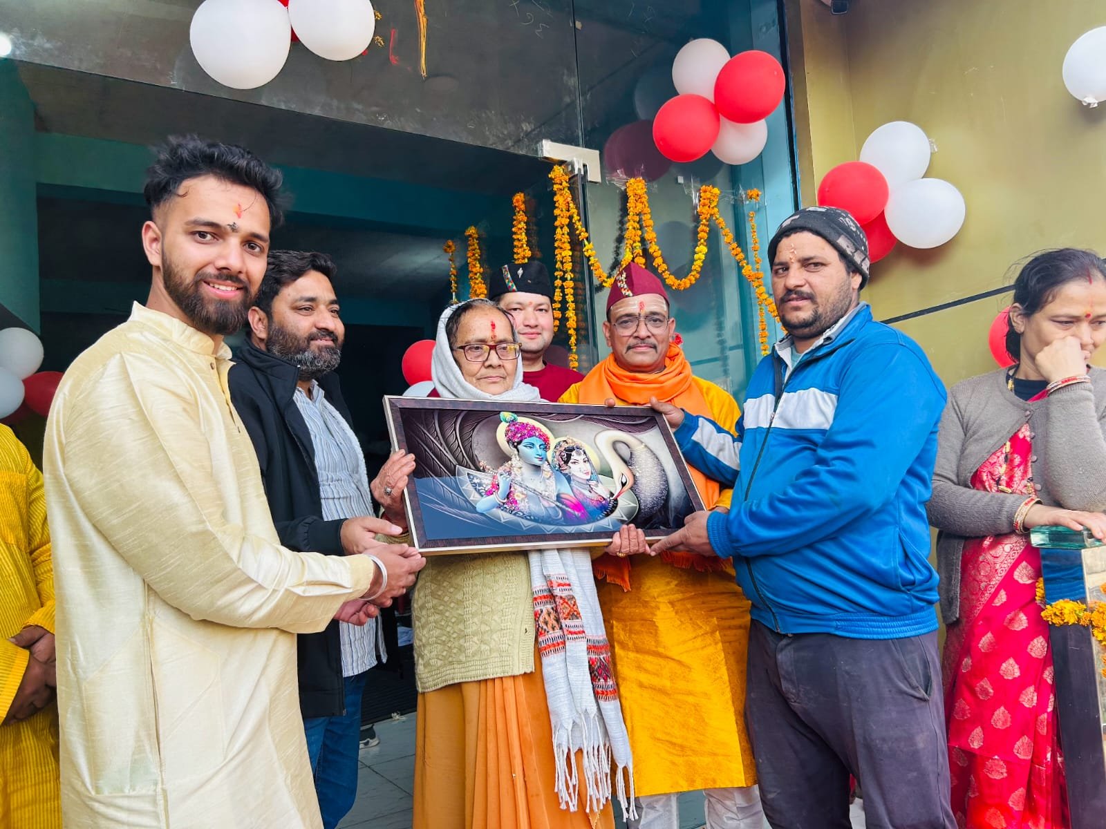 नायब तहसीलदार के भवन का ई. रिक्शा चालक ने किया शुभारंभ, हर तरफ हो रही सराहना