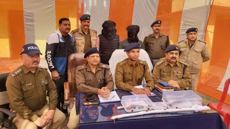 सितारगंज पुलिस लूट का किया खुलासा, दो गिरफ्तार।मुख्य आरोपी के अब तक दो राज्यों,11 थानों में 32 मुकदमे है दर्ज,पुलिस ने किया था 25000 हजार ईनामी घोषित!