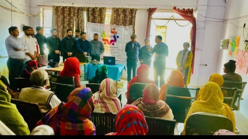 वृद्ध आश्रम में मरीजों की जांच कर दी गई दवाई