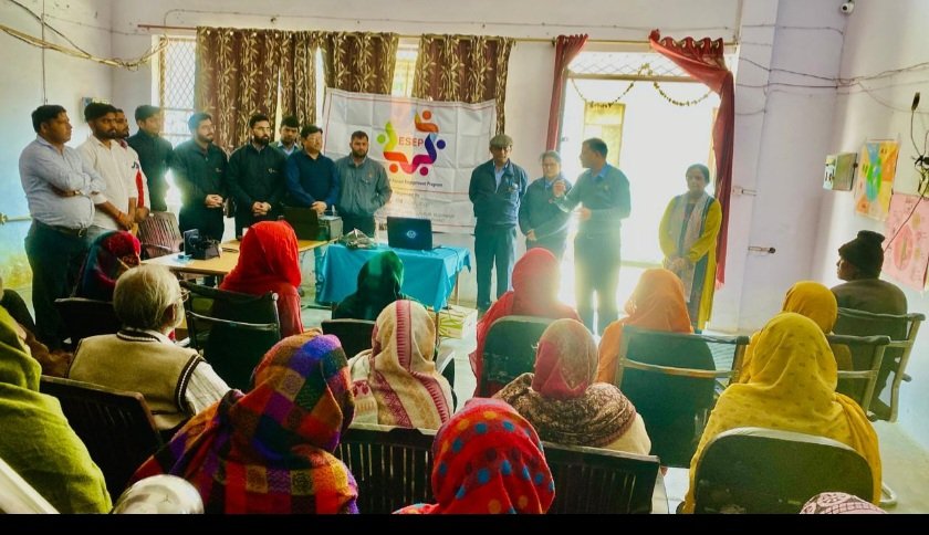 वृद्ध आश्रम में मरीजों की जांच कर दी गई दवाई