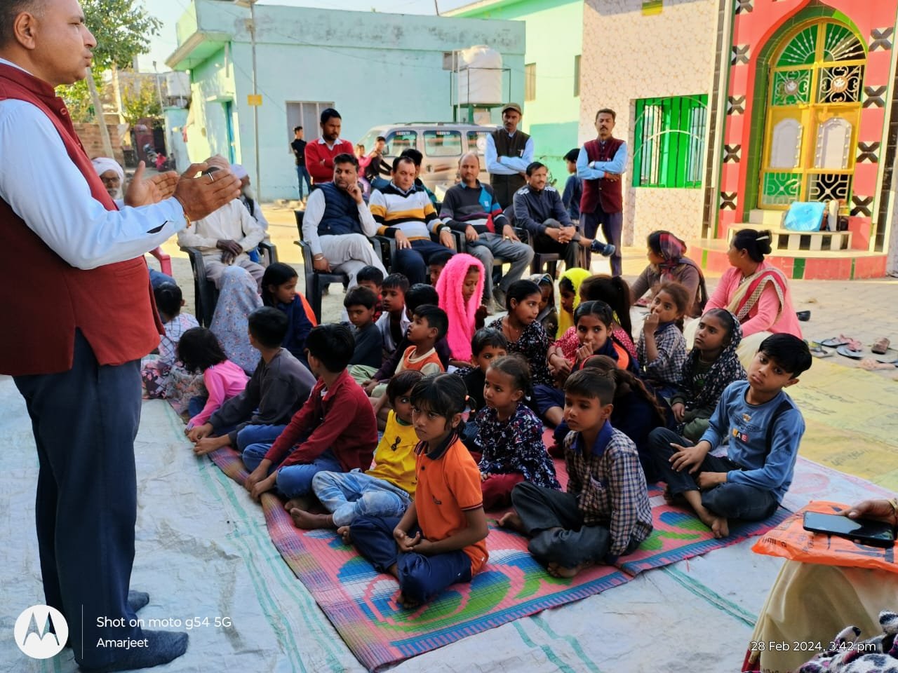 मुस्लिम बस्ती बघौरी में सरस्वती शिशु मंदिर के शिक्षकों ने शिक्षा के प्रति किया जागरूक