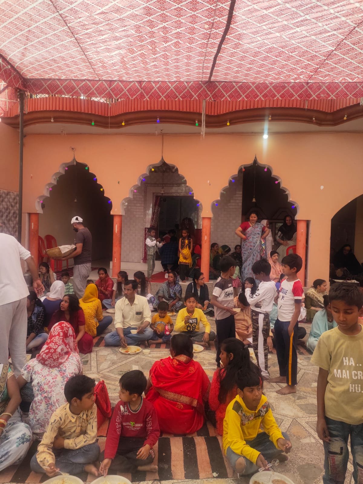 भंडारे में सैकड़ो श्रद्धालुओं ने ग्रहण किया प्रसाद