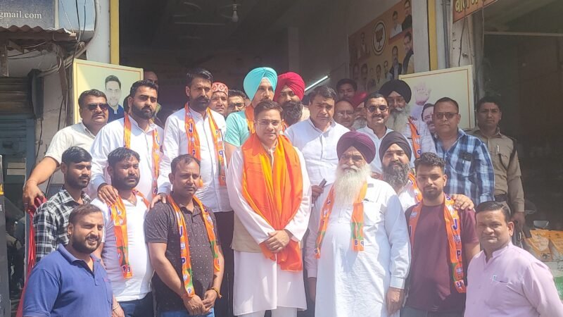 कांग्रेस के दर्जनों कार्यकर्ता भाजपा में शामिल