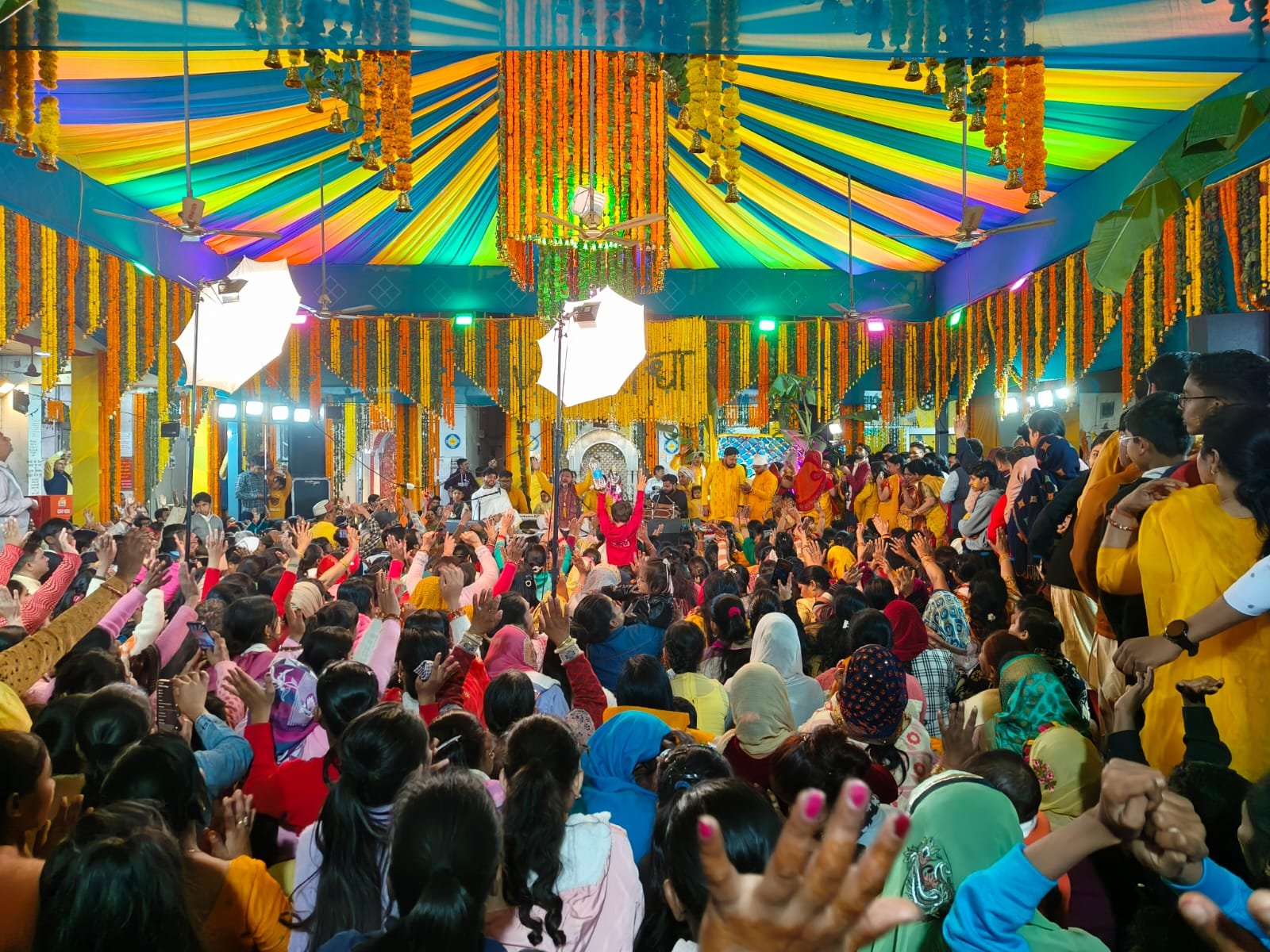 हल्दी उबटन व मेहंदी से सजी राधा रानी,आज निकलेगी ठाकुर जी की भव्य बारात