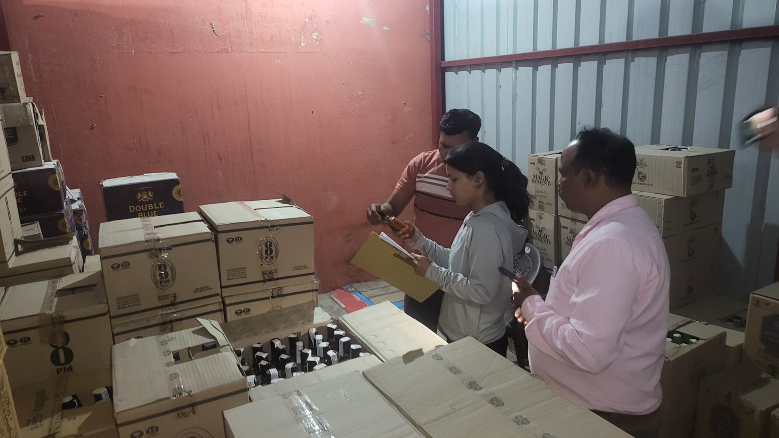 आबकारी विभाग के लापरवाही से शराब की दुकान में हो रही ओवर रेटिंग,दुकान पर तहसीलदार का छापा