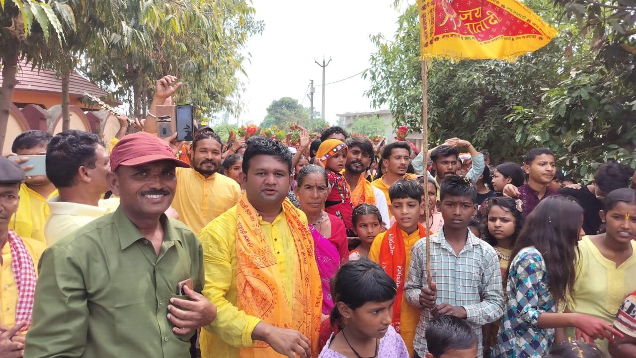 आनन्दनगर में कलश यात्रा के साथ लंका टापू में स्थित शिव मंदिर में मूर्ति स्थापित