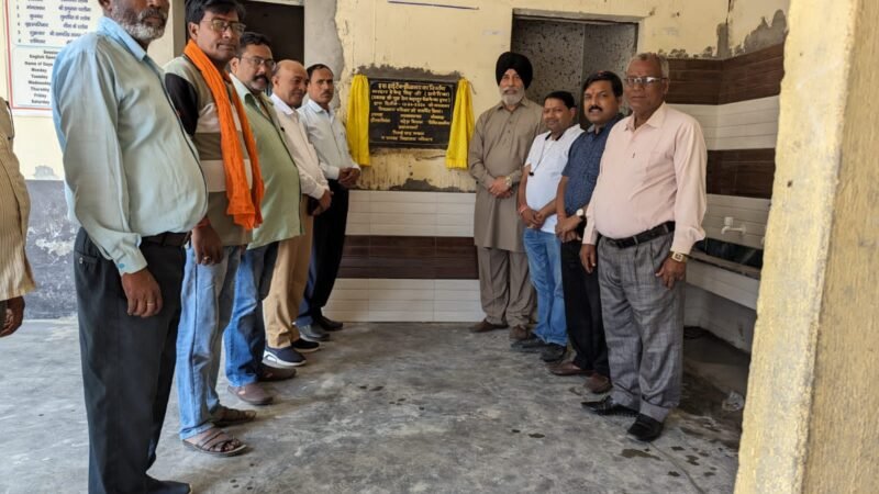 नेताजी सरस्वती शिशु मंदिर रतन फार्म को दिया हाइटेक शौचालय