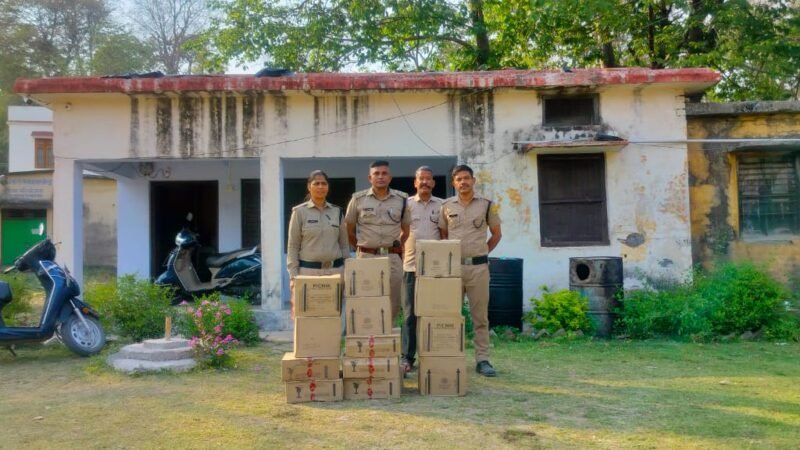 आबकारी विभाग के एक्शन से शराब माफियों में हड़कंप,रामनगर में आबकारी विभाग की टीम ने सघन चेकिंग अभियान के दौरान अवैध 13 पेटी शराब देशी मदिरा बरामद की।