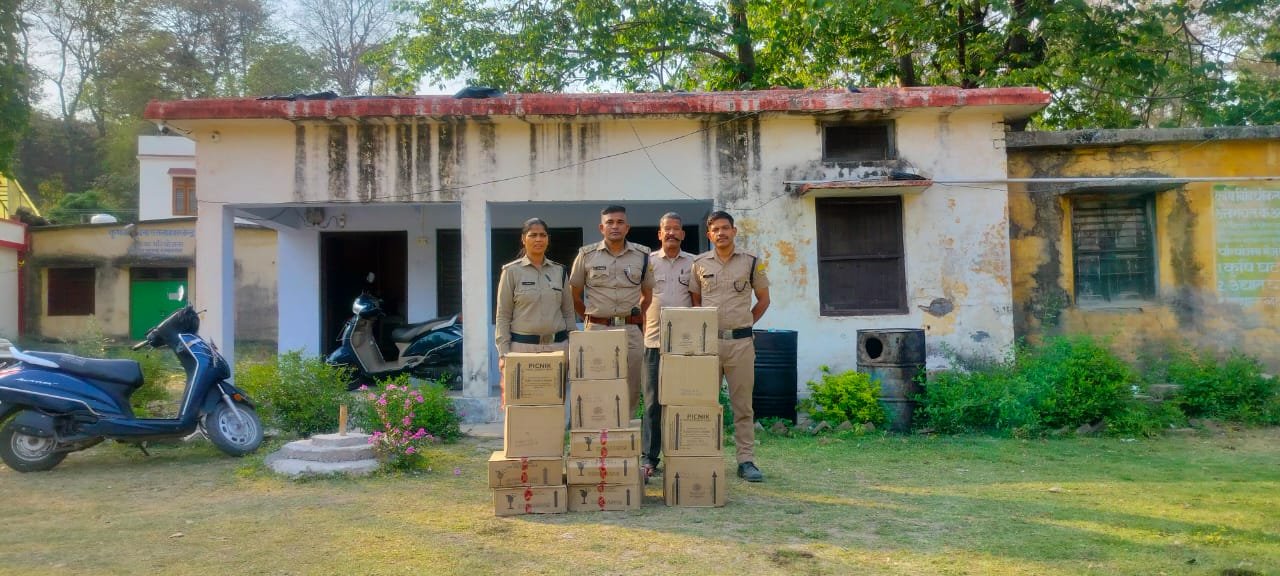 आबकारी विभाग के एक्शन से शराब माफियों में हड़कंप,रामनगर में आबकारी विभाग की टीम ने सघन चेकिंग अभियान के दौरान अवैध 13 पेटी शराब देशी मदिरा बरामद की।