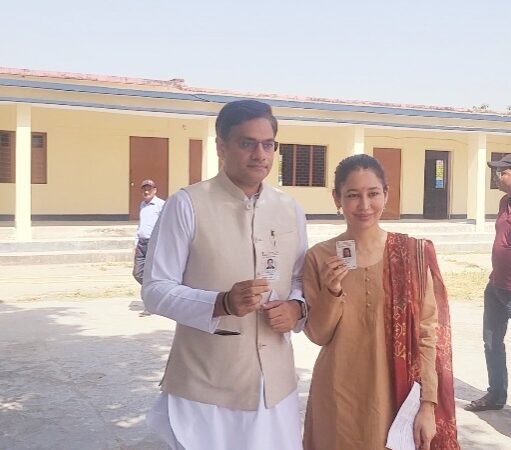 कैबिनेट मंत्री सौरभ बहुगुणा ने लाइन में लगकर पत्नी संग किया मतदान