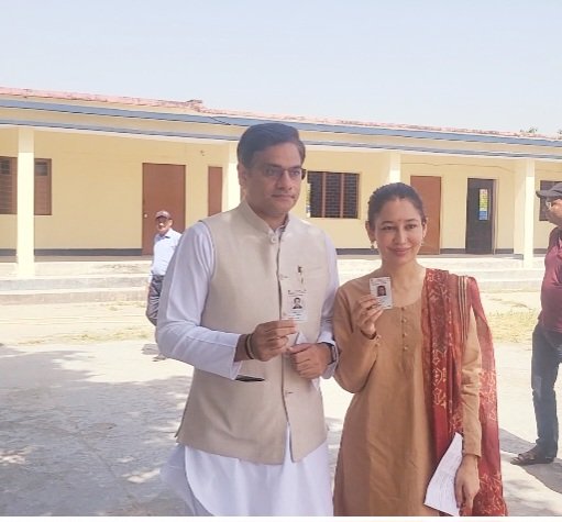 कैबिनेट मंत्री सौरभ बहुगुणा ने लाइन में लगकर पत्नी संग किया मतदान