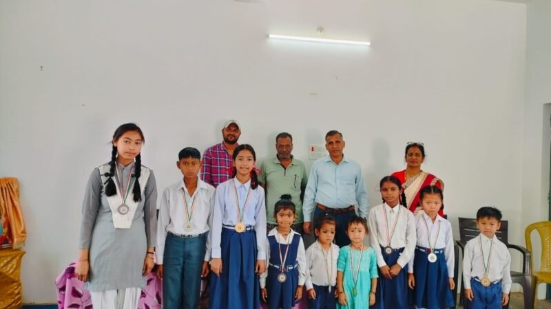 बस्ता प्रतियोगिता में अविका, शिवानी और प्रत्यक्ष अव्वल