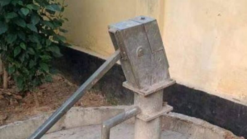 जल संकट-मई माह में ही लगा हैंडपंप का पानी सूखने