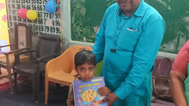 शिक्षा के प्रति हमेशा रहें गंभीर-मित्तल,उत्कृष्ट अंक लाने पर बालिका सोनी को किया सम्मानित