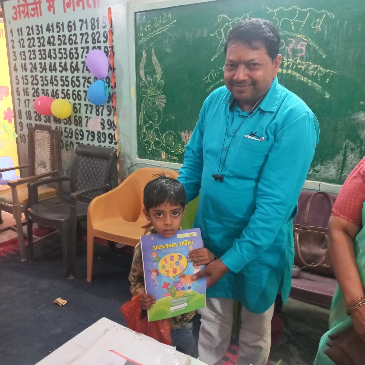 शिक्षा के प्रति हमेशा रहें गंभीर-मित्तल,उत्कृष्ट अंक लाने पर बालिका सोनी को किया सम्मानित