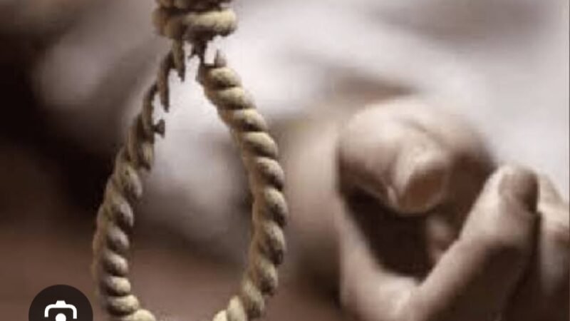 किशोरी ने फंदे पर लटक कर दी जान