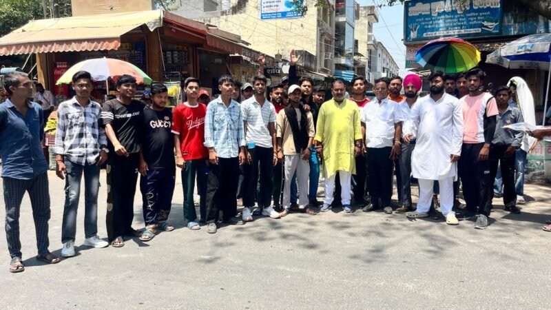 अजय टम्टा को केन्द्रीय राज्य मंत्री बनाए जाने पर आतिशबाजी, मिष्ठान वितरण