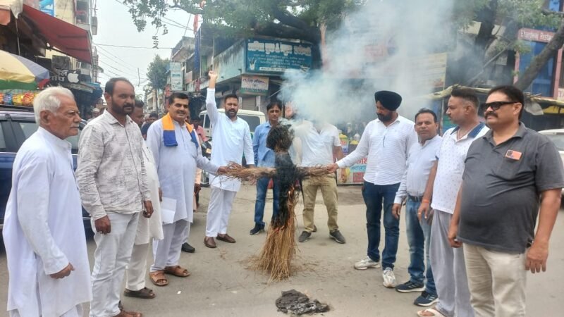 प्रदेश में बढ़ रहे महिला अपराधों से नाराज कांग्रेस ने फूंका मुख्यमंत्री का पुतला   