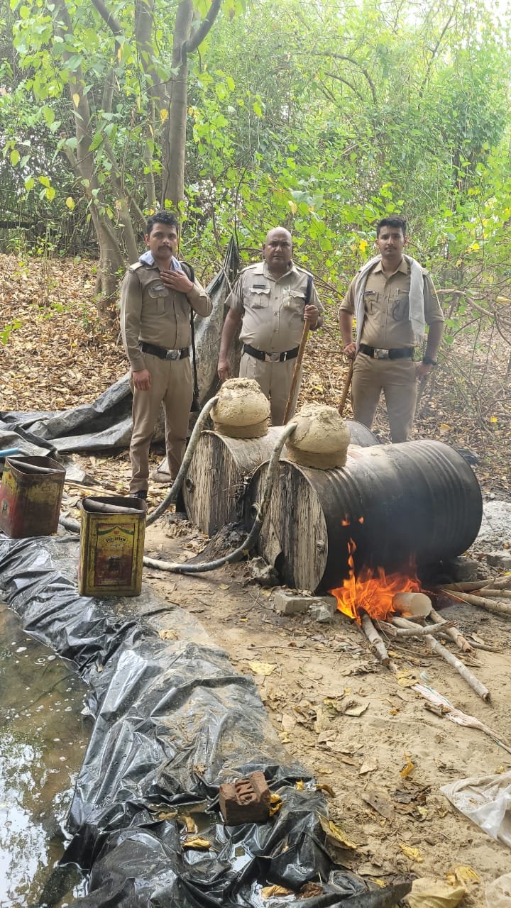 आबकारी टीम ने नष्ट की चार की भट्ठियां, 90 लीटर कच्ची शराब बरामद