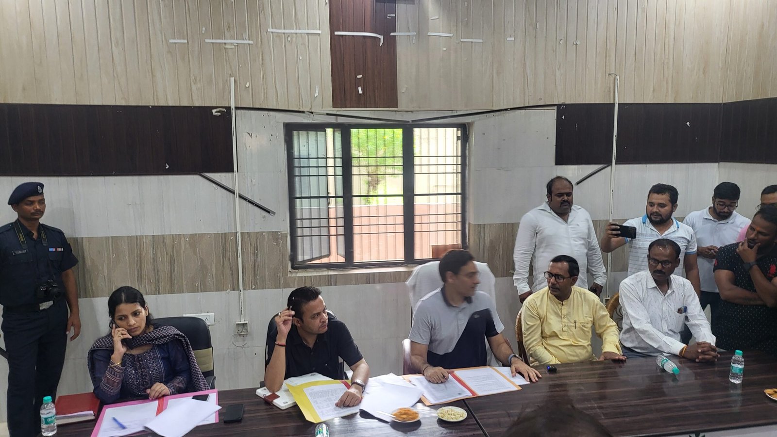 कैबिनेट मंत्री सौरभ बहुगुणा ने की बाढ़ राहत कार्यों की समीक्षा बैठक,देरी से आने पर बिजली विभाग के एसडीओ को लगाई फटकार