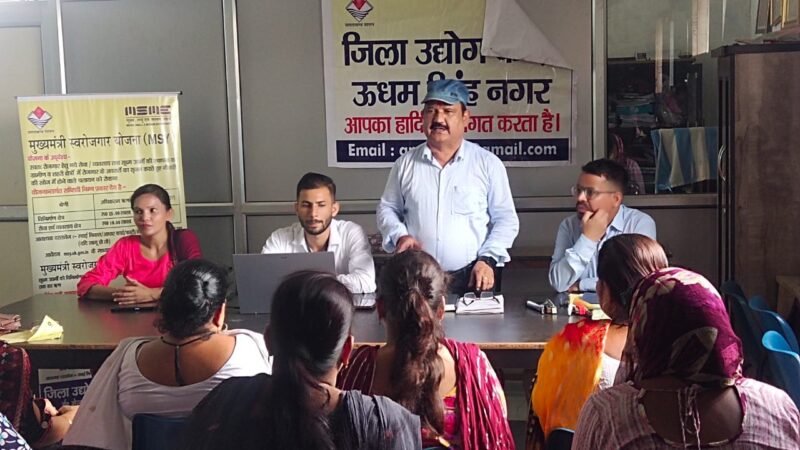 शिविर में युवाओं की दी गई रोजगारपरक योजनाओं की जानकारी