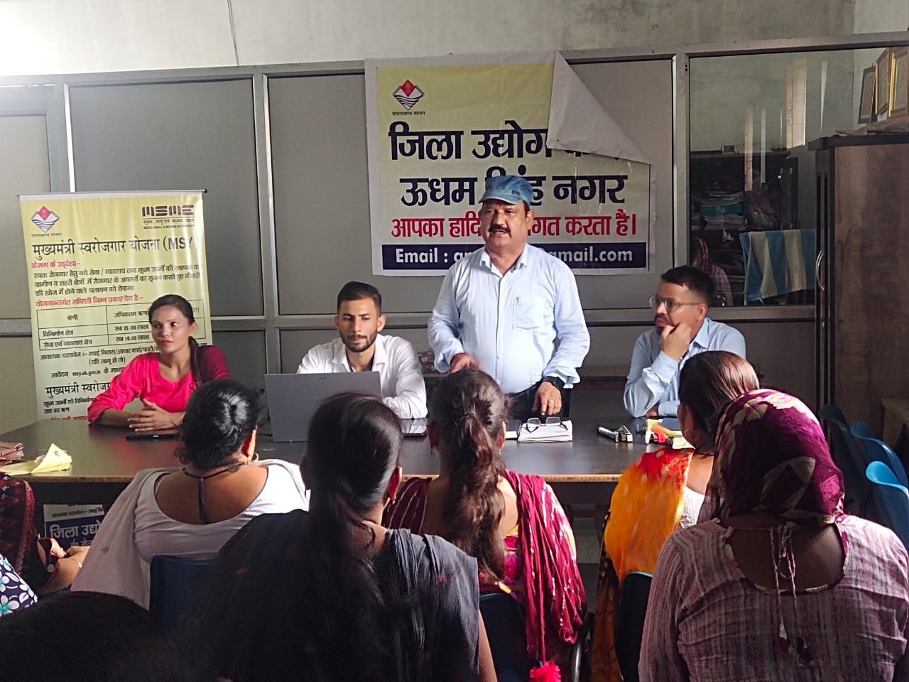 शिविर में युवाओं की दी गई रोजगारपरक योजनाओं की जानकारी