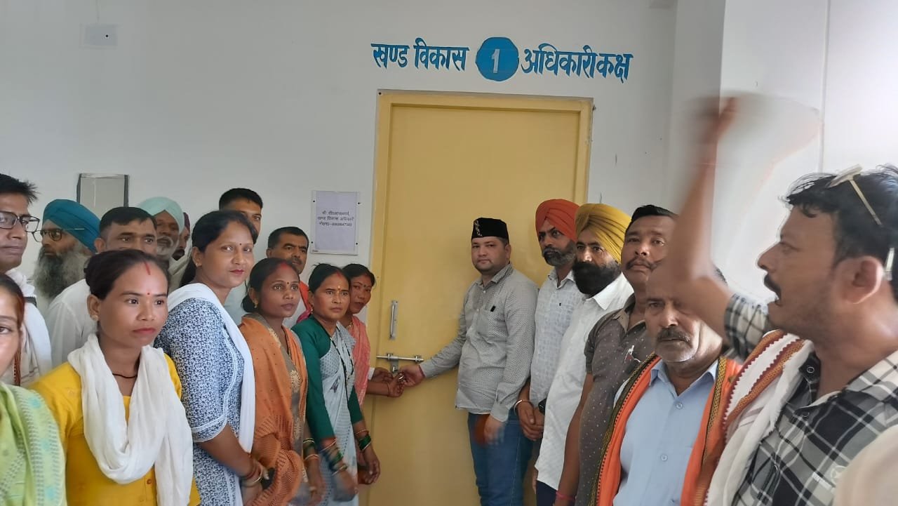 प्रधानों ने मांगों को लेकर ब्लॉक पर जड़ा ताला