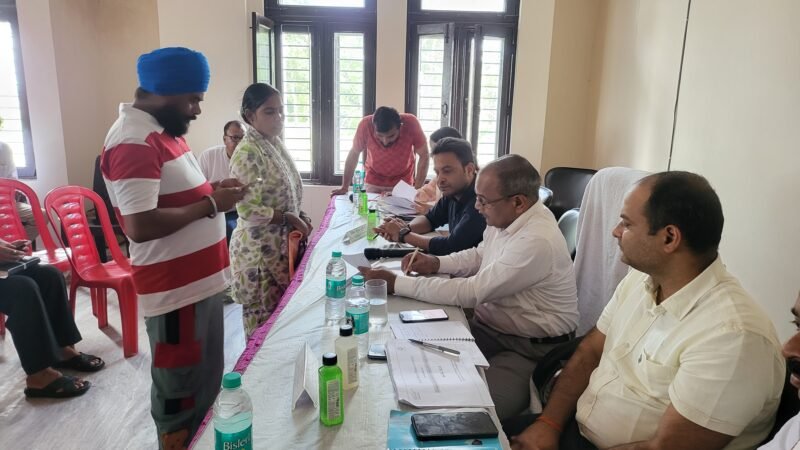 अधिकारी संजीदा होकर करें समस्याओं का निस्तारण :  डीएम    