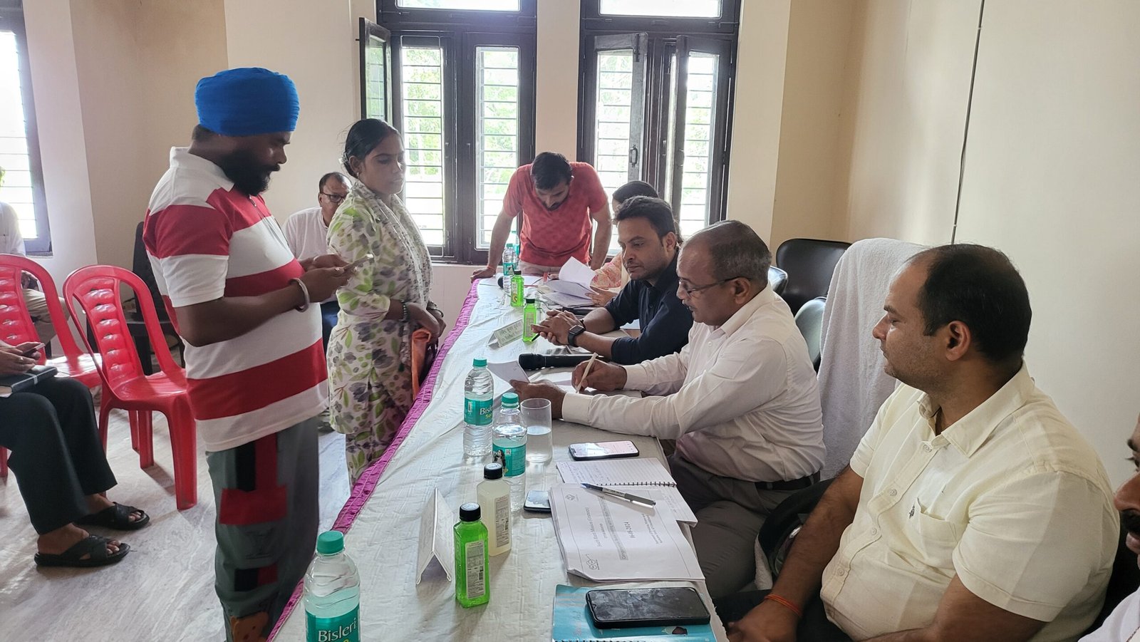 अधिकारी संजीदा होकर करें समस्याओं का निस्तारण :  डीएम    